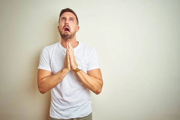 Jovem Homem Bonito Vestindo Casual Shirt Branca Sobre Fundo Isolado — Fotografia de Stock