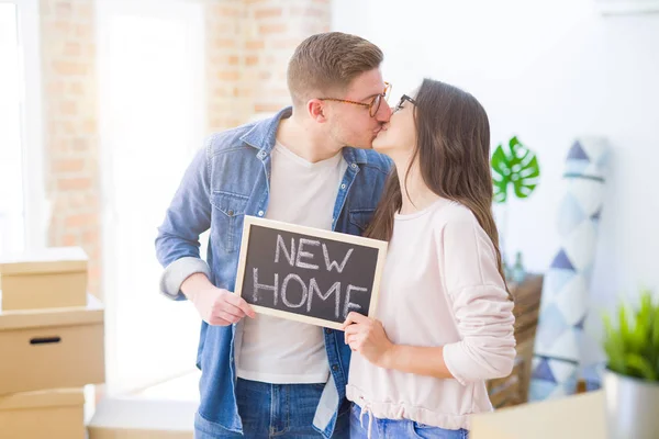 Beautiful young couple hugging in love and holding blackboard mo — Stock Photo, Image