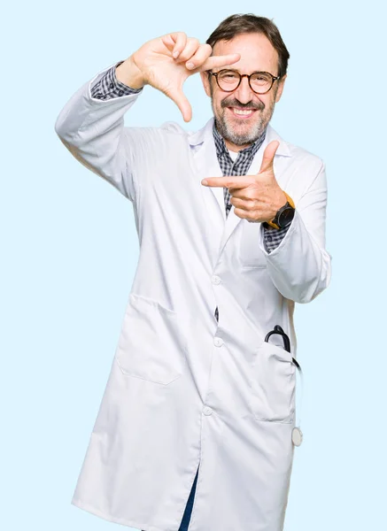 Médico Mediana Edad Con Abrigo Médico Sonriendo Haciendo Marco Con — Foto de Stock