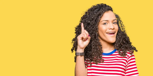 Mujer Hermosa Joven Con Pelo Rizado Con Rayas Camiseta Señalando — Foto de Stock