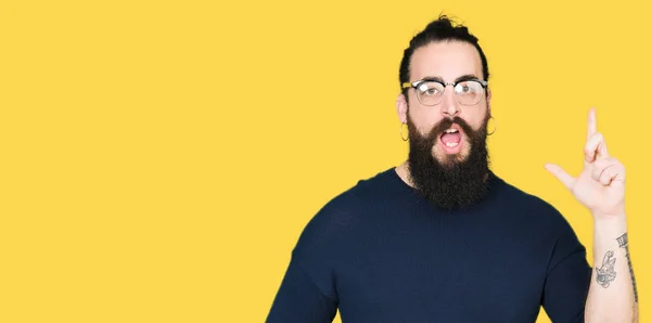 Homem Jovem Hipster Com Cabelos Longos Barba Usando Óculos Apontando — Fotografia de Stock