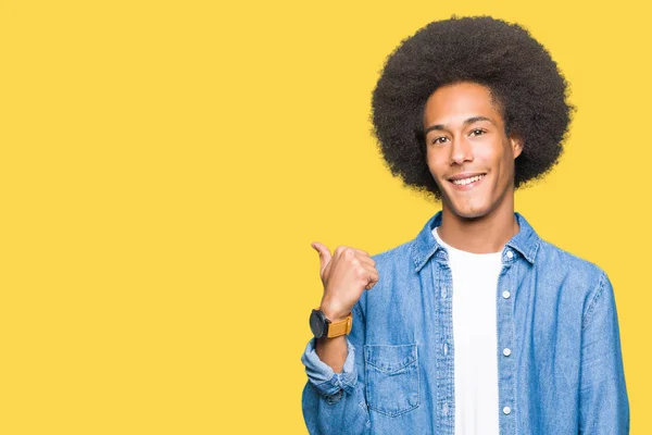 Unga Afroamerikanska Man Med Afro Hår Leende Med Glada Ansikte — Stockfoto