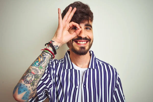 Mladý Muž Tetováním Proužkované Košilí Stojící Nad Izolovaným Bílým Pozadím — Stock fotografie
