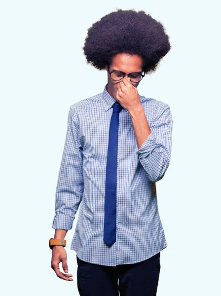 Mladí Africké Americké Obchodní Muž Afro Vlasy Nosí Brýle Unavený — Stock fotografie