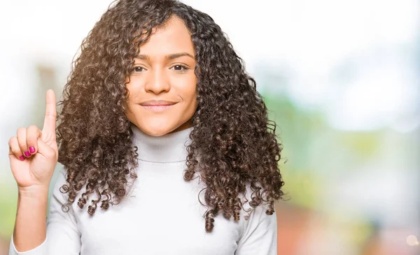 Mooie Jongedame Met Krullend Haar Dragen Coltrui Trui Tonen Omhoog — Stockfoto