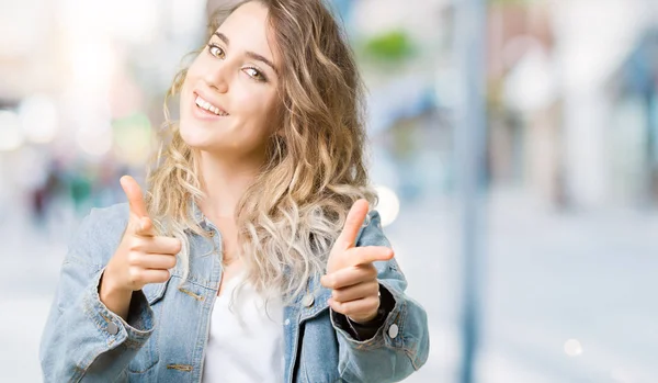 Vacker Ung Blond Kvinna Bär Jeansjacka Över Isolerade Bakgrund Pekande — Stockfoto