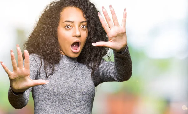 Jong Mooi Meisje Met Krullend Haar Bang Angstig Met Angst — Stockfoto