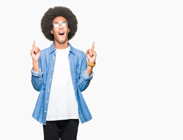 Jovem Americano Africano Com Cabelo Afro Vestindo Óculos Surpreso Surpreso — Fotografia de Stock