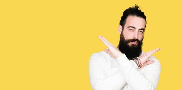 Homem Jovem Hipster Com Cabelos Longos Barba Vestindo Camisola Esportiva — Fotografia de Stock