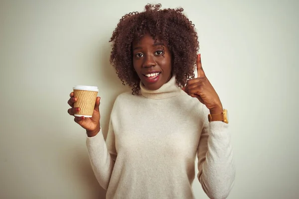 Mladá Africká Afro Žena Držící Šálek Kávy Stojící Nad Izolovaným — Stock fotografie