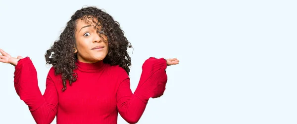 Jeune Belle Femme Aux Cheveux Bouclés Expression Désemparée Confuse Avec — Photo