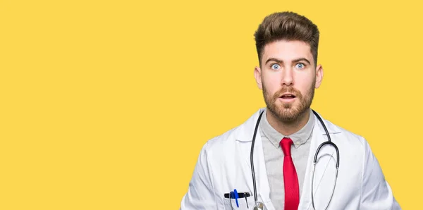 Ung Snygg Läkare Man Klädd Medicinsk Coat Rädd Och Chockad — Stockfoto