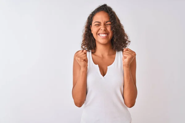 Mujer Brasileña Joven Con Camiseta Casual Pie Sobre Fondo Blanco — Foto de Stock