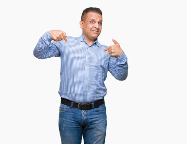 Orta yaş Arap iş adamı yüzünde gülümseme ile kendinden emin görünüyorsun, kendini gururlu ve mutlu parmakları ile işaret izole arka plan üzerinde.