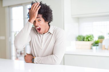 Afro-Amerikan adam evde hata için kafasına el ile şaşırttı, hata hatırlıyorum. Unuttum, kötü bellek kavramı.