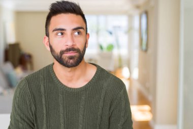 Yakışıklı adam rahat ve emin görünümlü