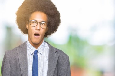 Şüpheci ve alaycı, arayan genç Afro-Amerikalı iş adamı afro saçlı gözlüklü şok yüzüne açık ağız ile şaşırttı