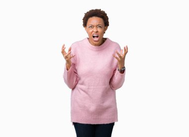 İzole arka plan çılgın ve kızgın bağırarak ve agresif ifade ve silah kaldırdı bağırmaya güzel genç Afro-Amerikan bir kadın. Hayal kırıklığı kavramı.