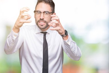 Öfke ile sinirli bağırarak izole arka plan üzerinde gözlük takan genç yakışıklı iş adamı eller boğazlamak istiyor deli bağırıyor