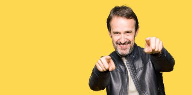 Siyah deri giyen orta yaş yakışıklı adam ceket size işaret ve parmaklar, kamerayla olumlu ve neşeli gülümseyen