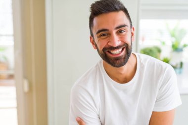 Yakışıklı adam, büyük bir gülümseme ile yüz gösteren neşeli gülümseyen