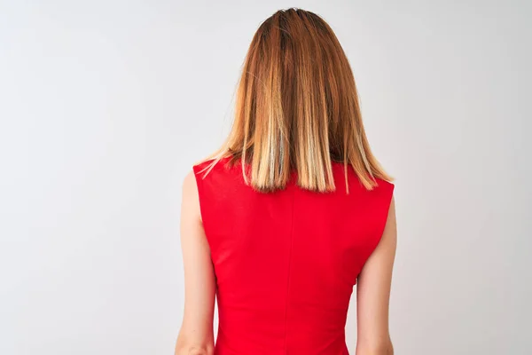 Redhead Affärskvinna Bär Elegant Röd Klänning Stående Över Isolerad Vit — Stockfoto