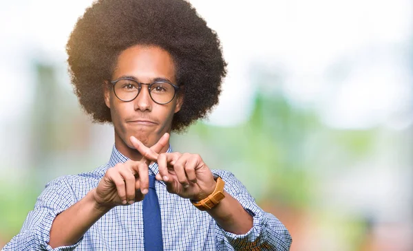 Joven Hombre Negocios Afroamericano Con Cabello Afro Usando Gafas Expresión —  Fotos de Stock