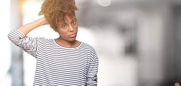 Linda Jovem Afro Americana Vestindo Óculos Sobre Fundo Isolado Confundir — Fotografia de Stock