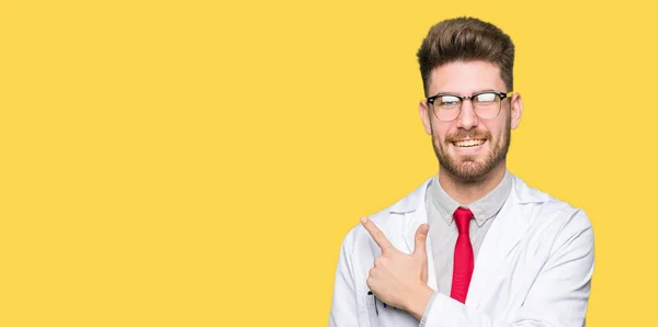 Jovem Cientista Bonito Homem Usando Óculos Alegres Com Sorriso Rosto — Fotografia de Stock