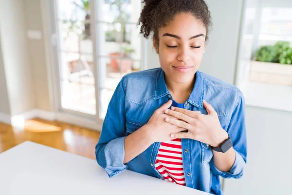 Hermosa Joven Afroamericana Con Pelo Afro Usando Chaqueta Vaquera Casual — Foto de Stock