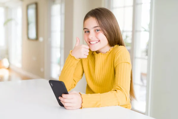 Menina Bonita Criança Enviando Uma Mensagem Usando Smartphone Feliz Com — Fotografia de Stock