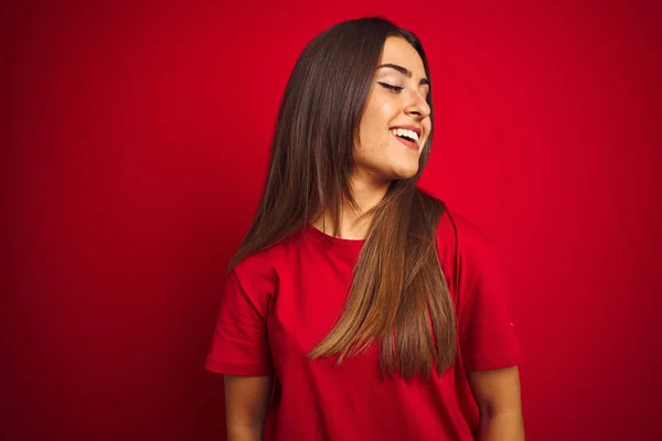 Νέα Όμορφη Γυναίκα Φορώντας Μπλουζάκι Στέκεται Πάνω Από Απομονωμένο Κόκκινο — Φωτογραφία Αρχείου