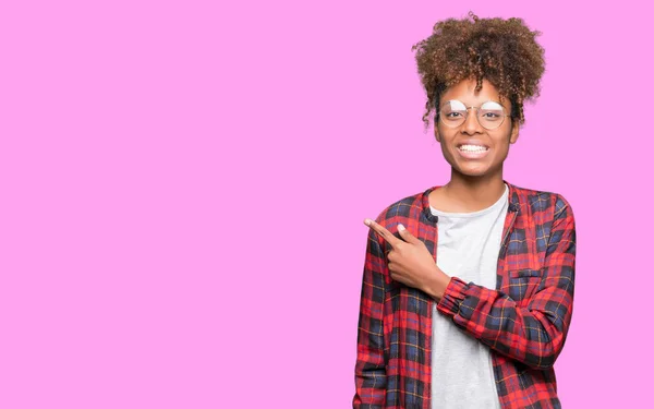 Schöne Junge Afrikanisch Amerikanische Frau Trägt Brille Über Isoliertem Hintergrund — Stockfoto