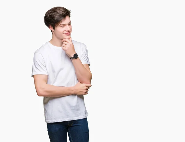Mladý Pohledný Muž Nosí Ležérní Bílé Tričko Izolované Pozadí Sebevědomým — Stock fotografie