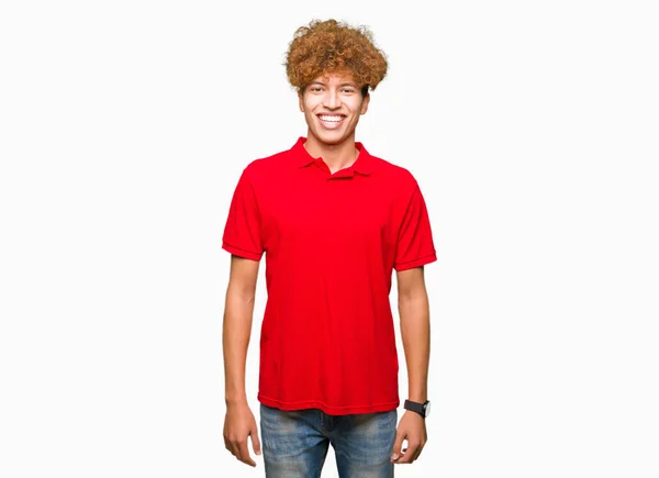 Młody Przystojny Człowiek Afro Włosy Ubrany Czerwony Shirt Szczęśliwy Fajny — Zdjęcie stockowe