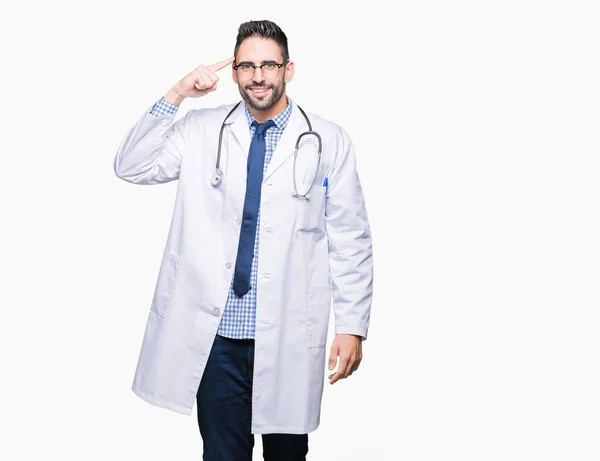 Knappe Jonge Dokter Man Geïsoleerd Background Smiling Wijzend Naar Hoofd — Stockfoto