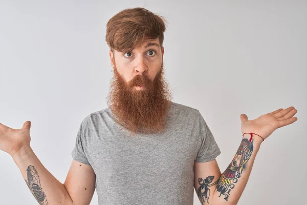 Jonge Redhead Ierse Man Dragen Shirt Staande Geïsoleerde Grijze Achtergrond — Stockfoto