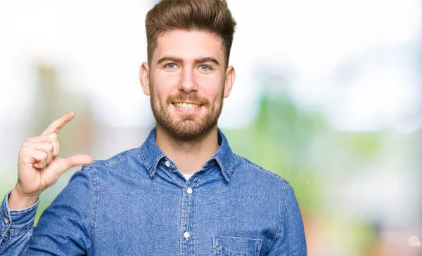 Ung Snygg Blond Man Bär Casual Denim Skjorta Leende Och — Stockfoto