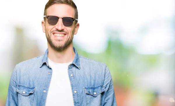 Schöner Mann Mit Modischer Sonnenbrille Und Einem Fröhlichen Und Kühlen — Stockfoto