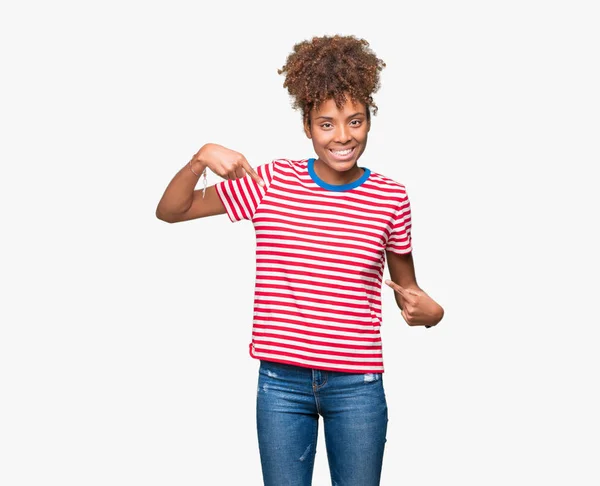 Beautiful Young African American Woman Isolated Background Looking Confident Smile — Stock Photo, Image