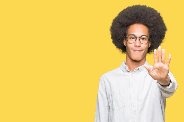 Jovem Afro Americano Com Cabelo Afro Vestindo Óculos Fazendo Parar — Fotografia de Stock