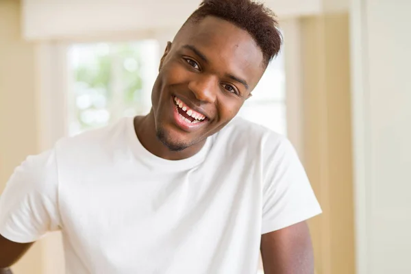 Knappe Afrikaanse Jonge Man Die Lacht Vrolijk Met Een Grote — Stockfoto