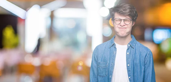 Homem Bonito Jovem Usando Óculos Sobre Fundo Isolado Soprando Bochechas — Fotografia de Stock