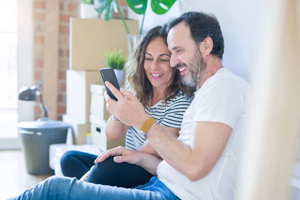 Orta yaş Senior romantik çift içinde aşk oturma üzerinde the Apartme — Stok fotoğraf