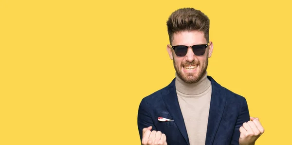 Jeune Homme Élégant Beau Portant Des Lunettes Soleil Célébrant Surpris — Photo