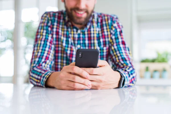 Primer Plano Las Manos Del Hombre Usando Teléfono Inteligente Sonriendo —  Fotos de Stock