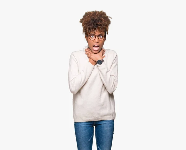 Linda Jovem Afro Americana Vestindo Óculos Sobre Fundo Isolado Gritando — Fotografia de Stock