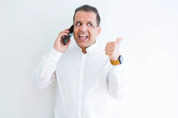 Orta Yaş Adam Akıllı Telefon Işaret Kullanarak Arama Mutlu Yüzü — Stok fotoğraf
