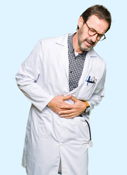 Középkorú Orvos Férfiak Viselő Orvosi Kabát Viszont Gyomor Mert Hányinger — Stock Fotó