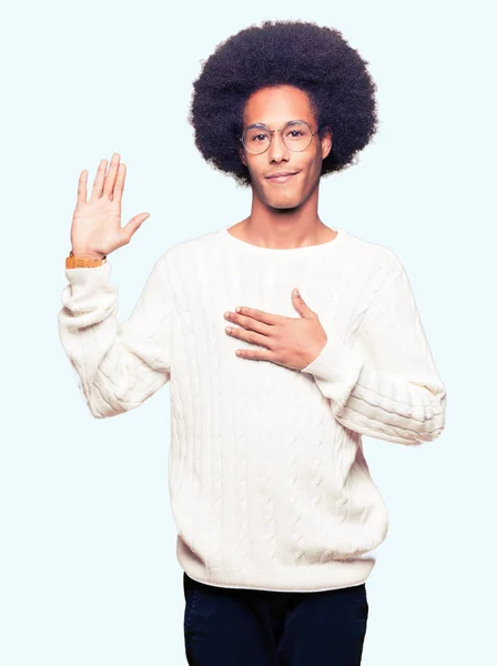 Молодий Афроамериканець Людиною Афро Волосся Носити Фужери Swearing Руки Грудях — стокове фото